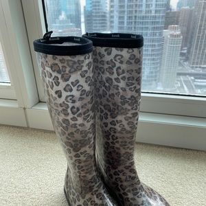 Kamik size 8 women’s leopard rain boots